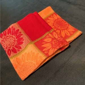 2 RED/GOLD FLOWER NAPKINS